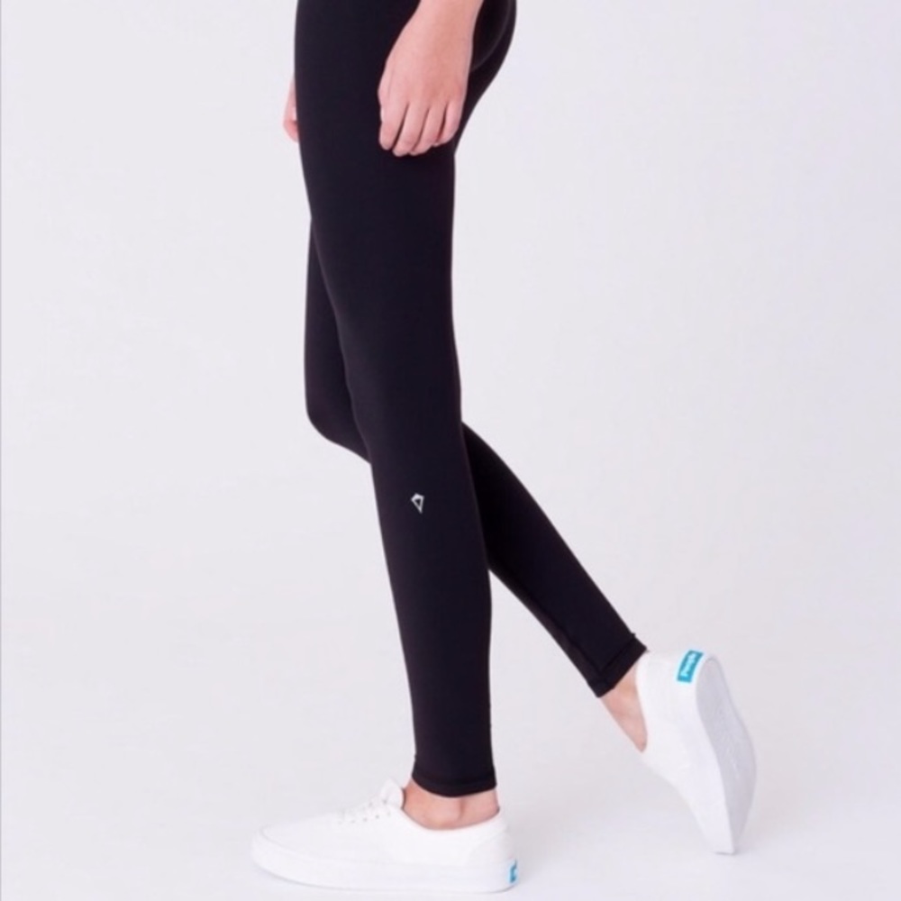 Ivivva rhythmic tight 

Black 
Size 10

#lululemon 
#ivivva
#athleticwear